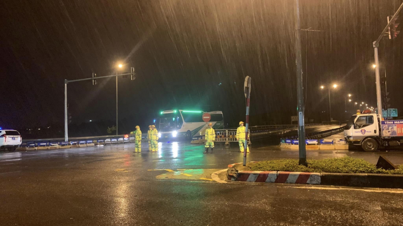 Công an Đà Nẵng trắng đêm giúp người dân vượt tâm bão số 4  -0