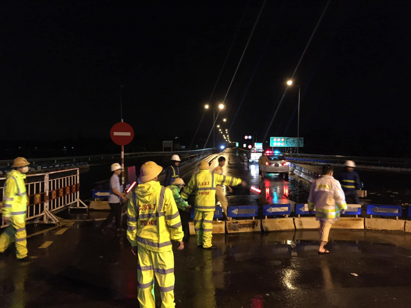 Công an Đà Nẵng trắng đêm giúp người dân vượt tâm bão số 4  -0