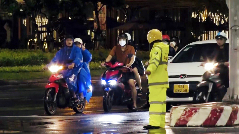 Khuyến cáo tài xế không đi cao tốc Đà Nẵng - Quảng Ngãi khi bão Noru đổ bộ -0