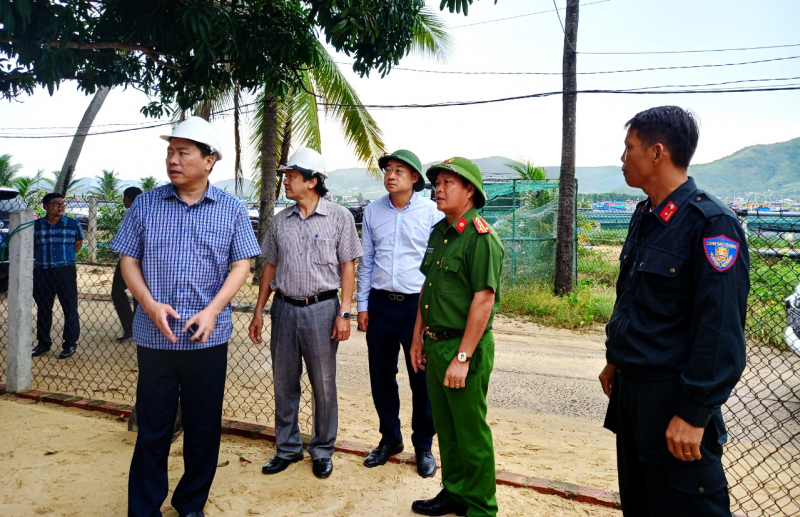 Công an Phú Yên chủ động giúp dân trước khi bão đến -0