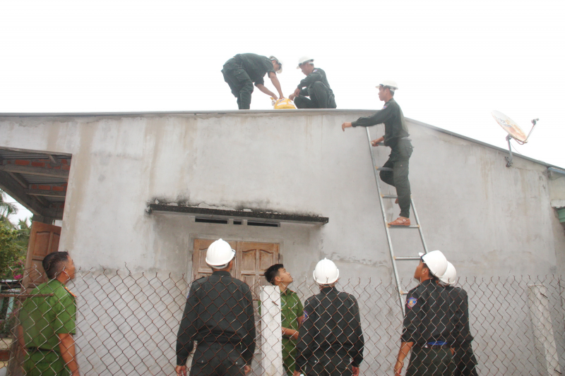     Công an Phú Yên chủ động giúp dân trước khi bão đến  -1