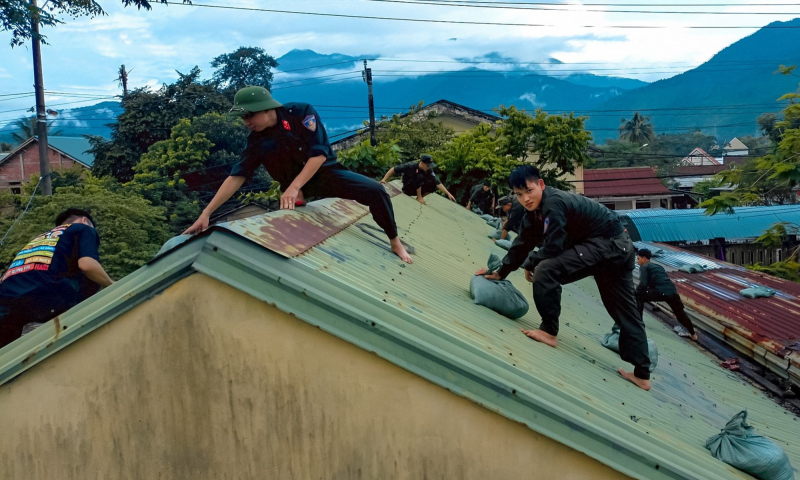 Cảnh sát cơ động Trung Bộ tham gia giúp người dân ứng phó bão số 4 -0
