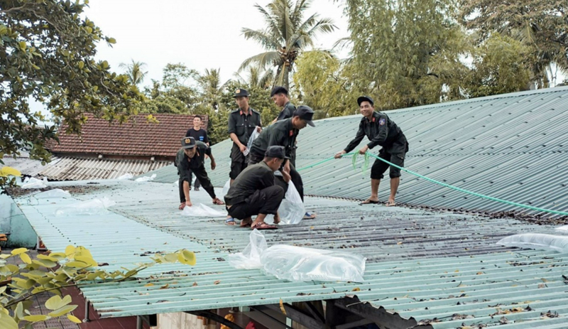 Cảnh sát cơ động Trung Bộ tham gia giúp người dân ứng phó bão số 4 -0