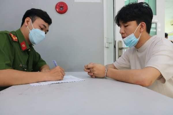 Bắt 8 đối tượng dùng chiêu giả nhân viên ngân hàng lừa đảo -0