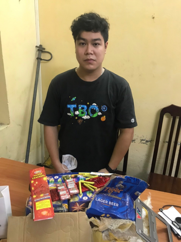 Thợ quay phim mua bán khoảng 8 kg pháo  -0