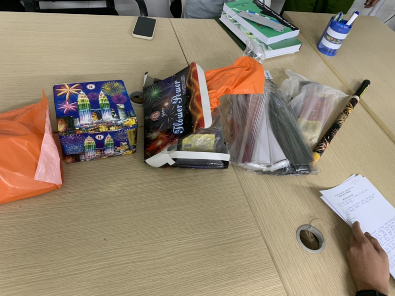 Thợ quay phim mua bán khoảng 8 kg pháo  -0