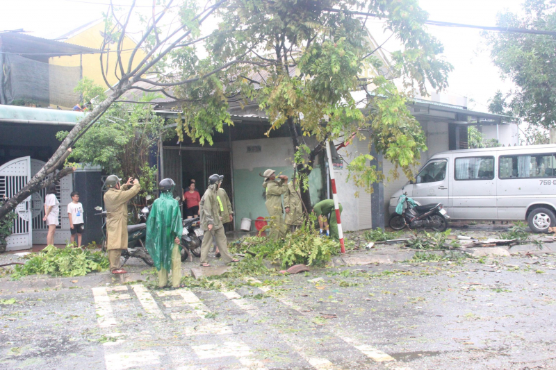 Bão số 4 thổi tốc mái hàng trăm nhà dân ở Huế, 5 người bị thương -0