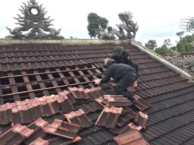 Những hình ảnh đẹp của lực lượng Công an giúp dân khắc phục hậu quả sau bão số 4 -0