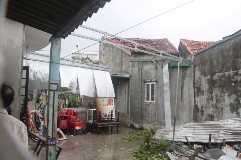 Bão số 4 thổi tốc mái hàng trăm nhà dân ở Huế, 5 người bị thương -0