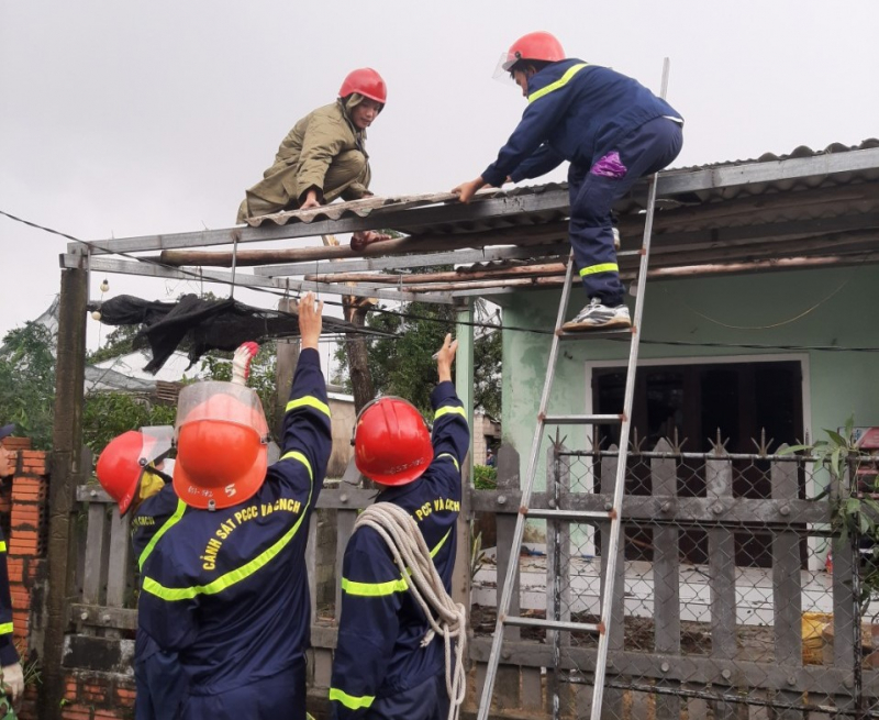 Những hình ảnh đẹp của lực lượng Công an giúp dân khắc phục hậu quả sau bão số 4 -1