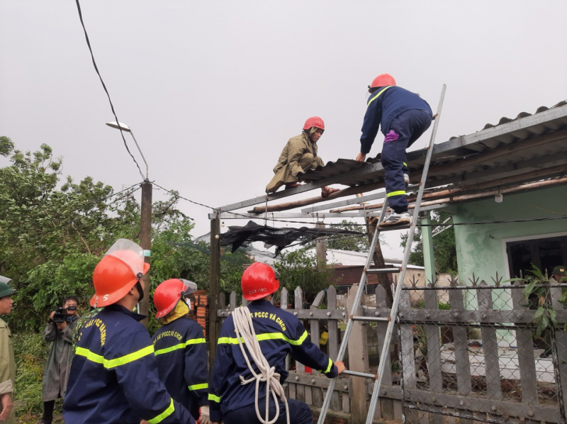 Bão số 4 thổi tốc mái hàng trăm nhà dân ở Huế, 5 người bị thương -0