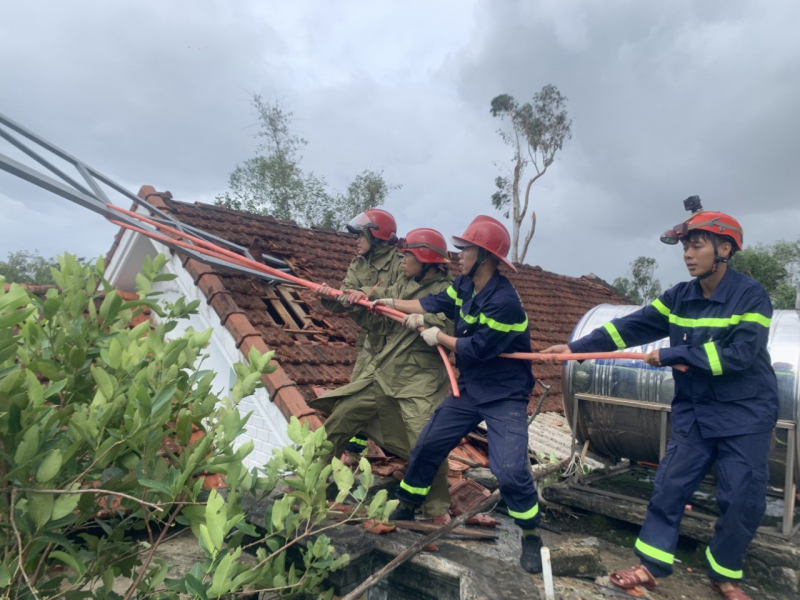 Những hình ảnh đẹp của lực lượng Công an giúp dân khắc phục hậu quả sau bão số 4 -1