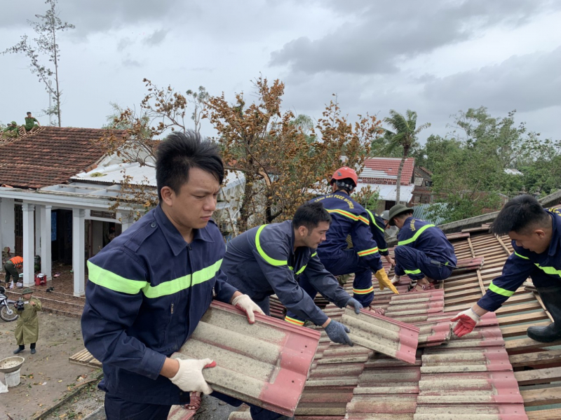 Những hình ảnh đẹp của lực lượng Công an giúp dân khắc phục hậu quả sau bão số 4 -0