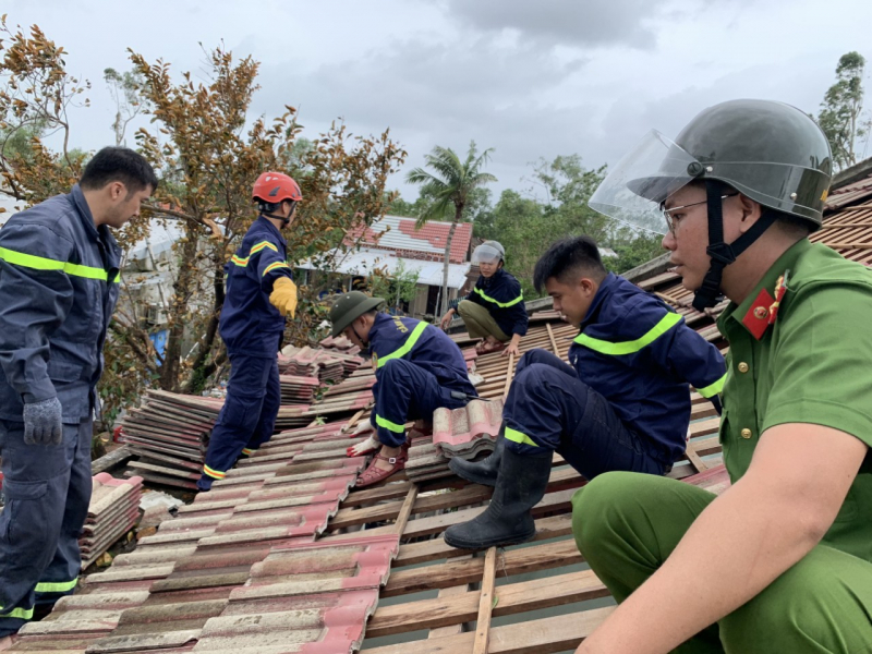 Những hình ảnh đẹp của lực lượng Công an giúp dân khắc phục hậu quả sau bão số 4 -0