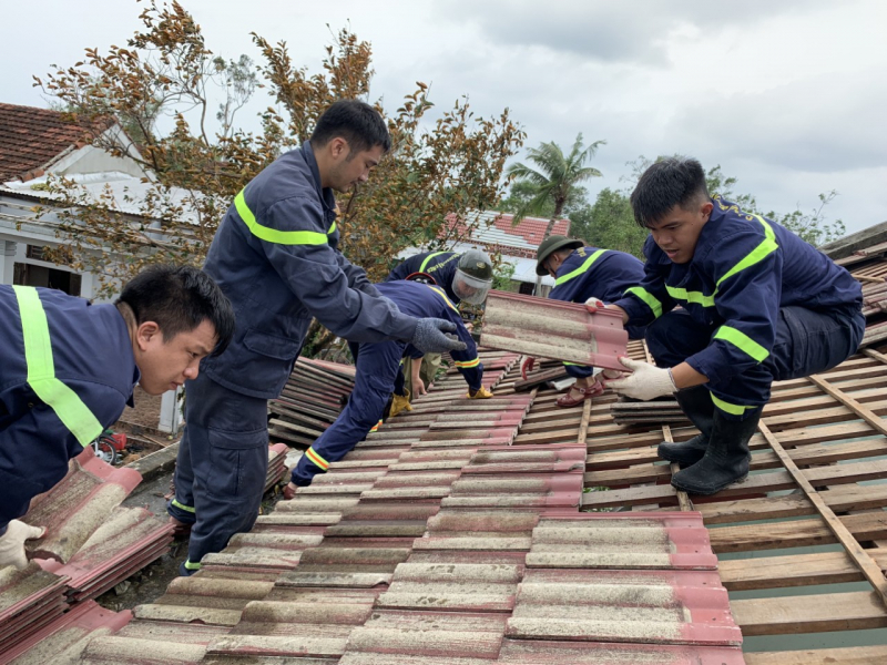 Những hình ảnh đẹp của lực lượng Công an giúp dân khắc phục hậu quả sau bão số 4 -1