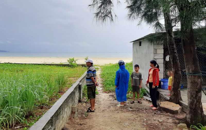 Người dân vùng sạt lở khẩn cấp mong chờ sớm được di dời -0