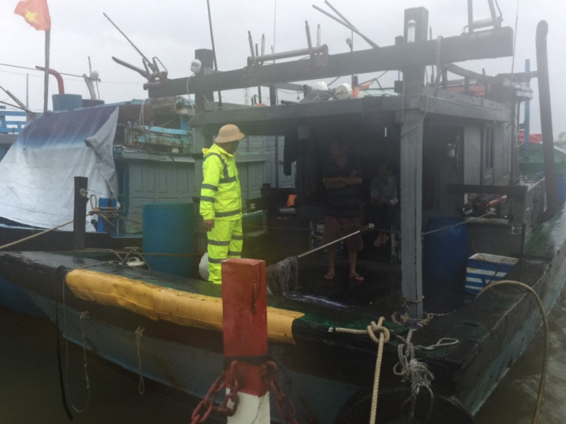 Đà Nẵng: Vẫn còn 60 người vẫn đang nổ máy ở trên tàu khi bão số 4 sắp đổ bộ  -0