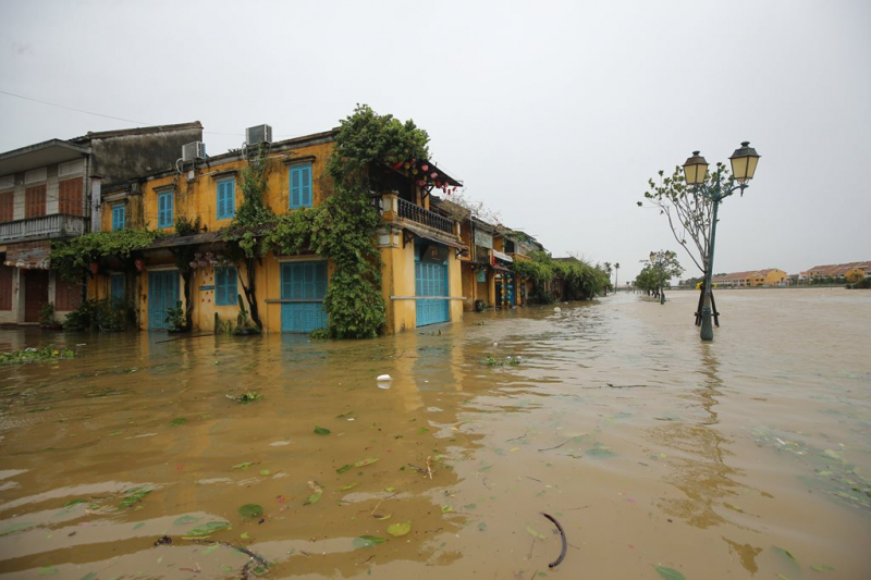 Hội An: Nhiều tuyến phố bị ngập sâu do ảnh hưởng hoàn lưu bão số 4, khách Tây háo hức “lội lụt” -0