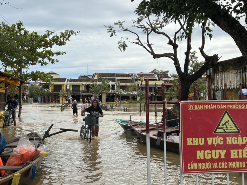 Hội An: Nhiều tuyến phố bị ngập sâu do ảnh hưởng hoàn lưu bão số 4, khách Tây háo hức “lội lụt” -2