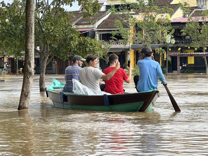 Hội An: Nhiều tuyến phố bị ngập sâu do ảnh hưởng hoàn lưu bão số 4, khách Tây háo hức “lội lụt” -2