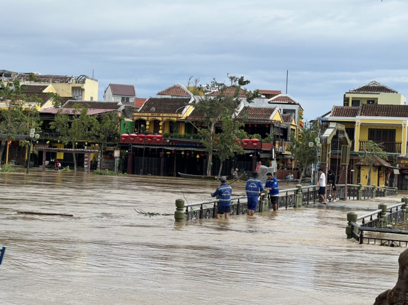 Hội An: Nhiều tuyến phố bị ngập sâu do ảnh hưởng hoàn lưu bão số 4, khách Tây háo hức “lội lụt” -4