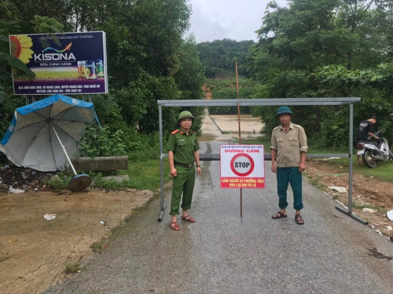 công an huyện quỳ châu phân công lực lượng canh gác tuyệt đối không cho người dân qua lại tại các điểm giao thông nguy hiểm.jpg -0