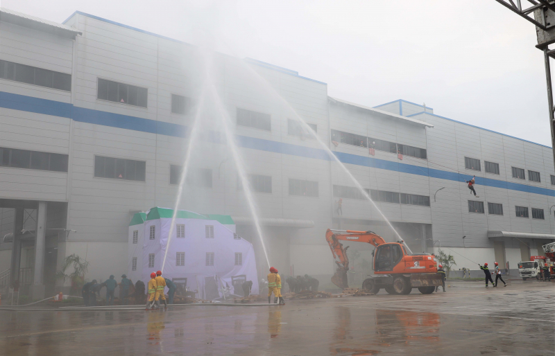 Diễn tập chữa cháy sét đánh gây chập điện làm nổ bình khí nén, chảy tràn hóa chất  -0