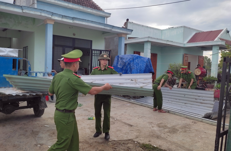 Sát cánh cùng người dân khắc phục hậu quả bão, lũ -0