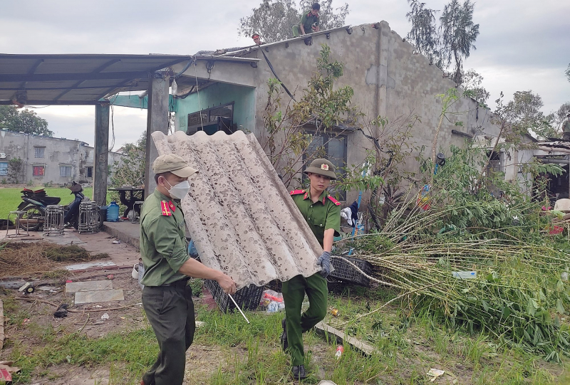 Sát cánh cùng người dân khắc phục hậu quả bão, lũ -0