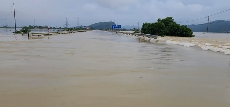 Cấm mọi phương tiện lưu thông trên Quốc lộ 1A đoạn qua cầu Rong -0