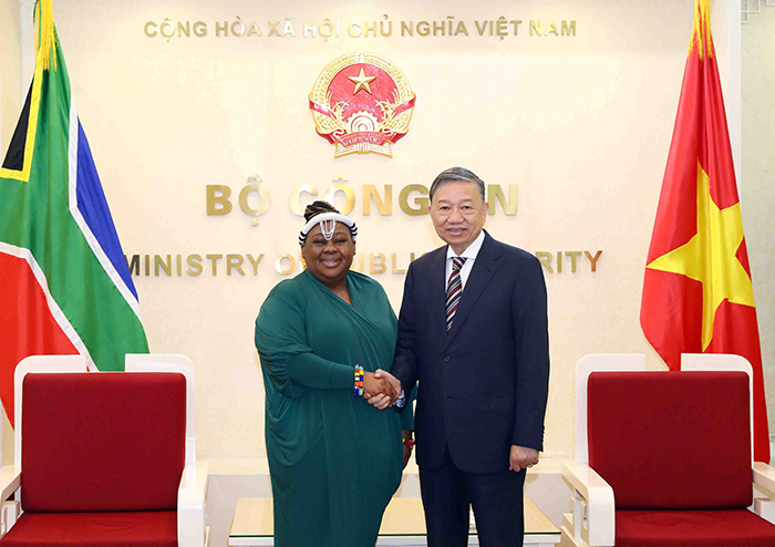 Minister To Lam receives South African Ambassador  -0