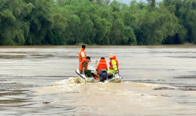 Cấm mọi phương tiện lưu thông trên Quốc lộ 1A đoạn qua cầu Rong -0