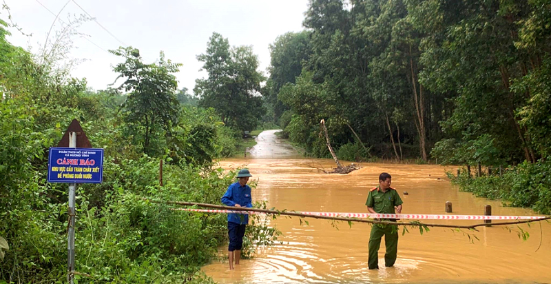Cấm mọi phương tiện lưu thông trên Quốc lộ 1A đoạn qua cầu Rong -0