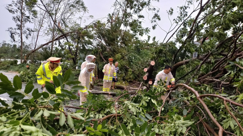 Police in Central region support local people in overcoming aftermath of storm -0