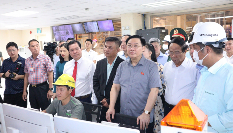 Chủ tịch Quốc hội trao quyết định thành lập thị xã Chơn Thành -0