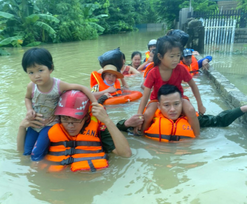 Trắng đêm giúp dân chạy lũ -0
