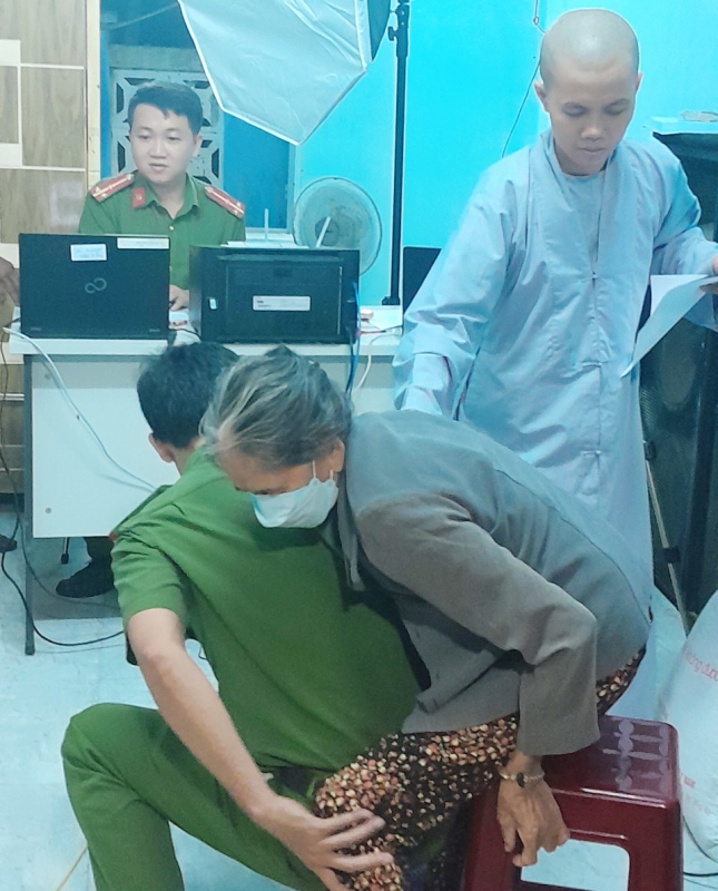  Nhiều người dân xúc động cảm ơn công an xã đưa đón đi làm CCCD -0