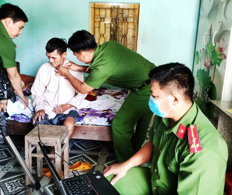  Nhiều người dân xúc động cảm ơn công an xã đưa đón đi làm CCCD -0