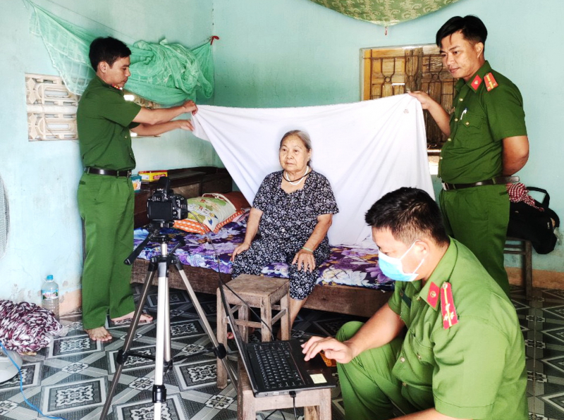  Nhiều người dân xúc động cảm ơn công an xã đưa đón đi làm CCCD -1