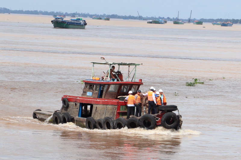 các lực lượng vẫn đang tích cực tìm kiếm người bị nạn rơi xuống sông.jpg -0