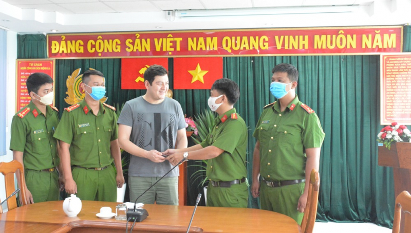 Trao trả tài sản bị cướp giật cho du khách nước ngoài -0