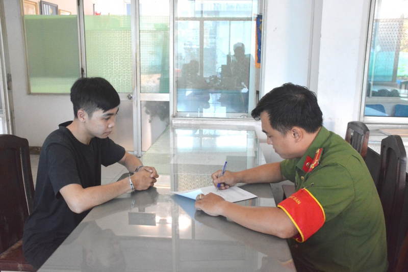 Trao trả tài sản bị cướp giật cho du khách nước ngoài -0