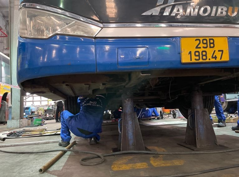 Tưng bừng Hội thi “Sửa chữa bảo dưỡng xe buýt 2022” -1