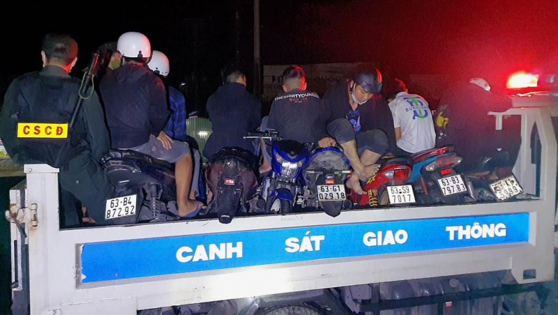 Bắt giữ gần 40 “tay đua” trên đường dẫn cao tốc TP HCM - Trung Lương -0