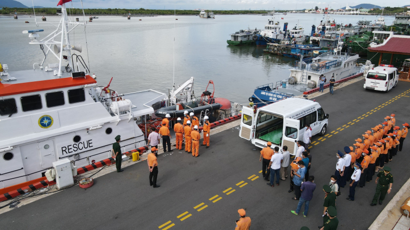 Tàu cứu nạn chuyên dụng đưa toàn bộ thi thể nạn nhân trong vụ việc tàu WU ZHOU 8 về bờ -0