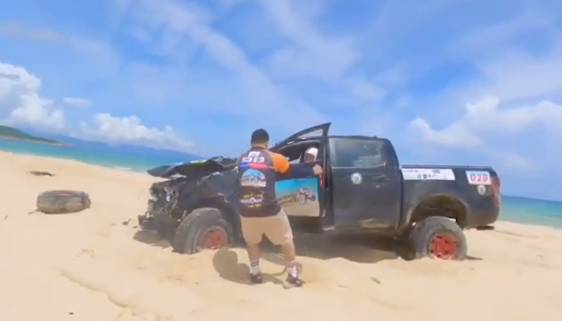 Một tay đua và phụ xe thoát nạn trong giải đua xe địa hình ở Khánh Hòa -0