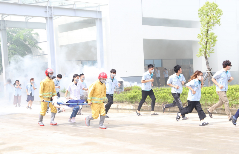 Huy động hơn 500 người và hàng chục phương tiện tham gia diễn tập chữa cháy khu công nghiệp -0