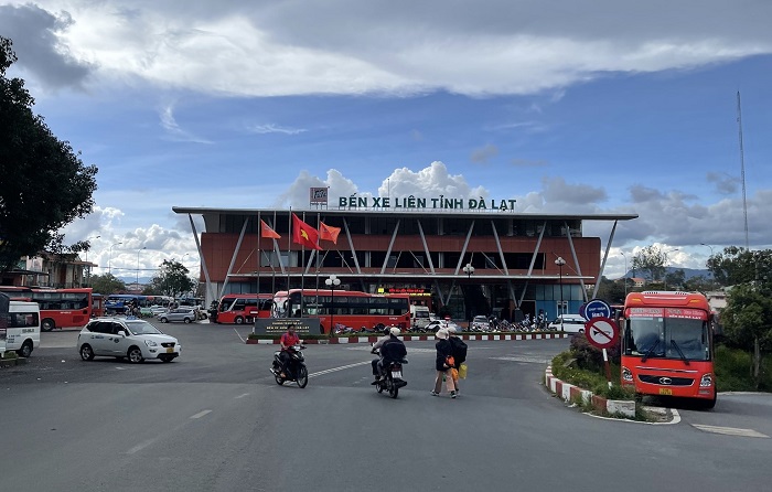 Xăng dầu giảm mạnh, doanh nghiệp vận tải vẫn không giảm cước -0