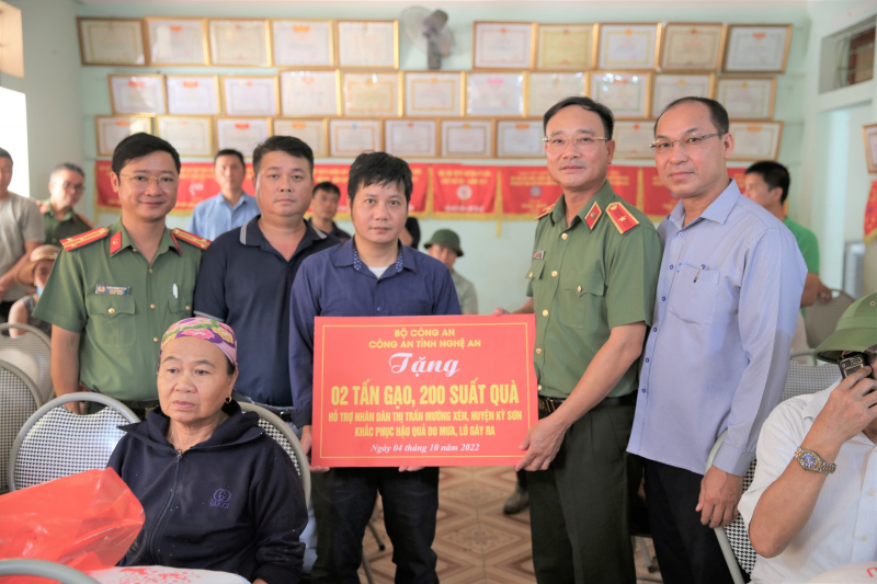 Công an tỉnh Nghệ An tiếp tục tăng cường nhân lực, vật chất hỗ trợ đồng bào bị lũ quét tại Kỳ Sơn -0