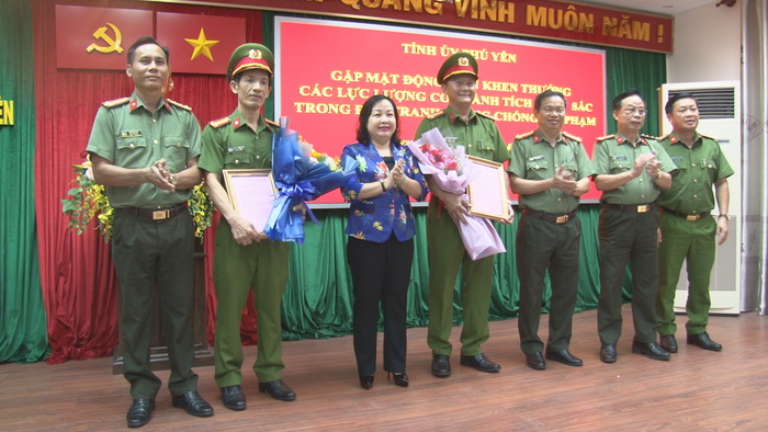 Tỉnh ủy Phú Yên khen thưởng Công an triệt xóa đường dây đánh bạc -0